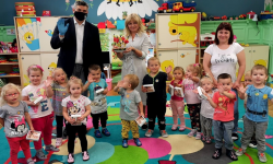 Burmistrz odwiedził przedszkolaków. Najmłodsi otrzymali puzzle z wizerunkiem Krzywej Wieży [foto]