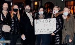 Protestujący przeszli ulicami miasta pod biuro posła. „Czarny Spacer” w Ząbkowicach Śląskich [foto]