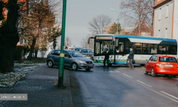 Kolizja autobusu Ząbkowickiej Komunikacji Publicznej z osobówką na ul. Legnickiej [foto]