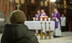 ISKK zbadał religijność Polaków. Mniej wiernych w diecezji świdnickiej