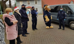 Podopieczni DPS „Zamek” obdarowani prezentami przez policjantów i pracowników ząbkowickiej komendy 