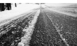 IMGW ostrzega: w nocy i o poranku na drogach może być bardzo ślisko