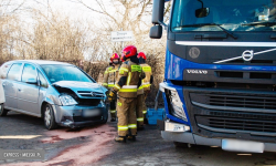 Zderzenie samochodu osobowego z ciężarówką w Ząbkowicach Śląskich [foto] [aktualizacja]