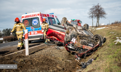 Między Ząbkowicami Śląskimi a Szklarami dachowała Mazda. Są utrudnienia w ruchu [foto][aktualizacja]