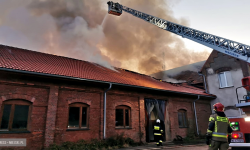 Pożar dwóch hal produkcyjnych w Szklarach. Straty szacowane w milionach [foto] [aktualizacja]