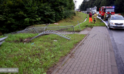 Mercedes wypadł z drogi i uszkodził bariery oraz znak drogowy [foto]