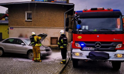 Pożar samochodu na ul. Kolejowej w Bardzie