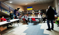 Zbiórka dla uchodźców z Ukrainy: Lista pilnie potrzebnych rzeczy oraz numer konta (IBAN/SWIFT)