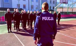 Uczniowie klasy mundurowej z ZSP Ziębice zachęcają do wstąpienia w szeregi policji [video]