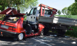 Skoda wjechała w stojące Iveco. Interweniowały dwa śmigłowce Lotniczego Pogotowia Ratunkowego