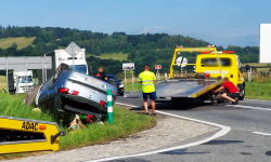 Dachowanie fiata na drodze krajowej nr 46 w Złotym Stoku [foto]
