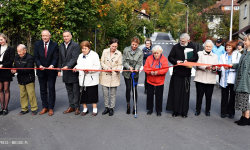 Samorządowcy i mieszkańcy przecięli wstęgę. Nowe drogi na bardzkim osiedlu oficjalnie otwarte [foto]