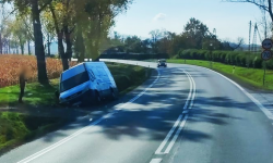 Dostawcze iveco w rowie na krajowej ósemce