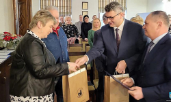 Nowy radny już zaprzysiężony. Uhonorowano też dwoje zasłużonych