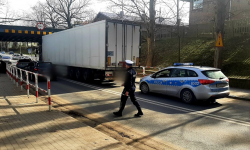 Samochód ciężarowy utknął pod wiaduktem na ul. Wrocławskiej [foto]
