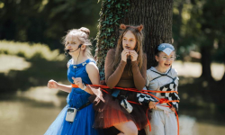 Tymek, Czarny Kot i zagadki Pałacu Marianny - uliczny teatr w wykonaniu kamienieckich uczniów [foto]