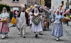 Bajkowa Parada i Święto Piernika w Bardzie. Gwiazdą wieczoru był Szymon Wydra i Carpe Diem