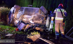 Audi uderzyło w przepust, przeleciało kilka metrów i wylądowało na dachu [foto] [aktualizacja]