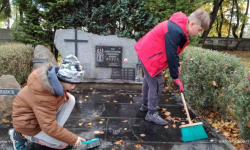 Harcerze porządkowali groby Sybiraków i Nieznanego Żołnierza