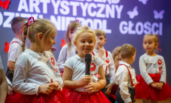 Lekcja patriotyzmu od najmłodszych. VI Przedszkolny Przegląd Artystyczny [foto]