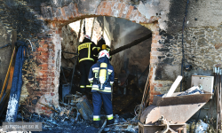 Pożar stodoły w Grodziszczu. Na miejscu interweniuje kilkanaście zastępów straży pożarnej [foto]