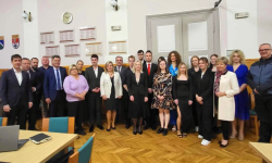 XII sesja Rady Powiatu Ząbkowickiego. Młodzieżowi radni otrzymali podziękowania