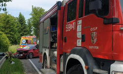 Kierowca uderzył w barierę energochłonną w Laskach 