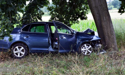 Zjechał z drogi i uderzył w drzewo [foto] [aktualizacja]