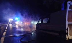 Zderzenie dwóch pojazdów osobowych. Renault stanęło w płomieniach [foto] [aktualizacja]