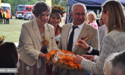 Tradycja połączona z dobrą zabawą i niepowtarzalny wyścig traktorów. Dożynki gminy Stoszowice [foto]