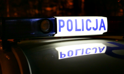 Dachowanie mercedesa w Szklarach. Policja szuka kierowcy