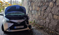 Toyota uderzyła w mur betonowy wiaduktu kolejowego między Przyłękiem a Suszką [foto]