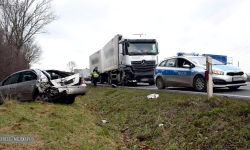 Zderzenie samochodu ciężarowego z osobówką na krajowej ósemce [foto]