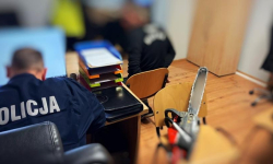 Wezwał policję, sam stworzył zagrożenie. Groził funkcjonariuszom piłą spalinową