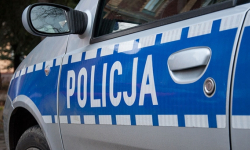 79-letnia kobieta błąkała się po ulicy w klapkach i kamizelce. Pomógł jej przechodzień