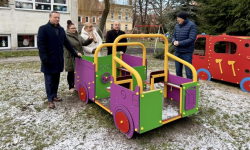 Plac zabaw przy żłobku miejskim w Ziębicach z nowym wyposażeniem za ponad 163 tys. zł