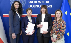 Samorządowcy odbierają promesy na remont dróg