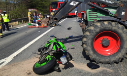 Zderzenie motocykla z ciągnikiem rolniczym na wysokości Przyłęku [foto] [aktualizacja]