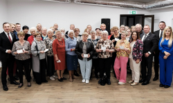 Seniorzy z kartami wstępu do Pałacu Marianny Orańskiej. „To miejsce należy do Was”