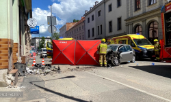 Tragiczny wypadek w Ząbkowicach Śląskich: Fiat uderzył w budynek, zginęła 73-letnia kobieta [foto]