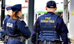 Szedł wzdłuż torów kolejowych. W plecaku miał noże i wiatrówkę, a w mieszkaniu narkotyki