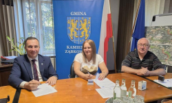 Podpisano umowy na budowę wiat rekreacyjnych w trzech sołectwach gminy Kamieniec Ząbkowicki