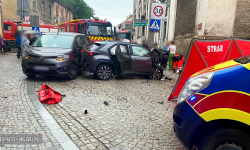 Samochód wjechał w pieszych. Nie żyje 48-letni mężczyzna i 9-letnie dziecko [foto] [aktualizacja]