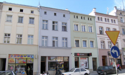 Rynek pięknieje, latarnie nadal straszą