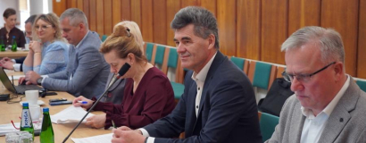 Powiat dopłaci do komunikacji gminnej. Znamy nazwisko nowej Powiatowej Lekarz Weterynarii