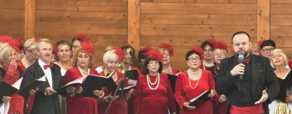 Muzyczne popołudnie w parku miejskim. Wrocławski Chór Seniora wystąpił w Złotym Stoku