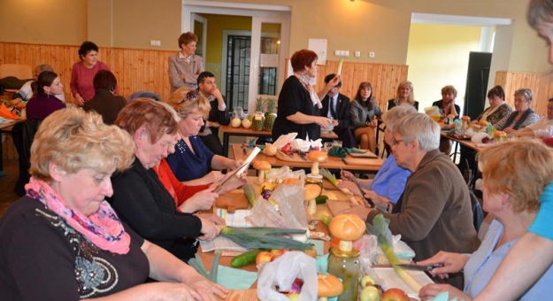 Sztuka carvingu i garnirowania w Stolcu