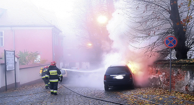 Pożar samochodu w centrum miasta