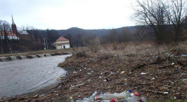 Sprzątanie terenów wokół rzeki Nysa Kłodzka