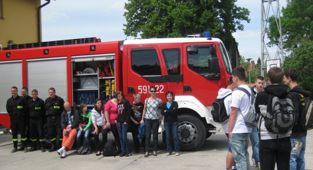 Uczniowie podczas spotkania ze strażakami